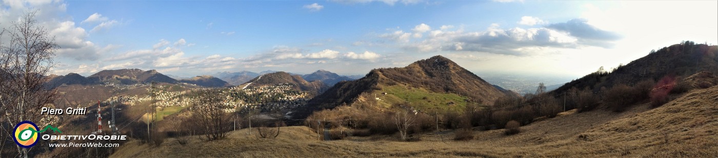 67 Vista panoramica verso l'altopiano Selvino-Aviatico, Salmezza al centro, il Podona a dx.jpg